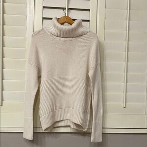 Gap cable knit turtleneck long sleeve pull over in ‘Ivory Frost’. Size M.